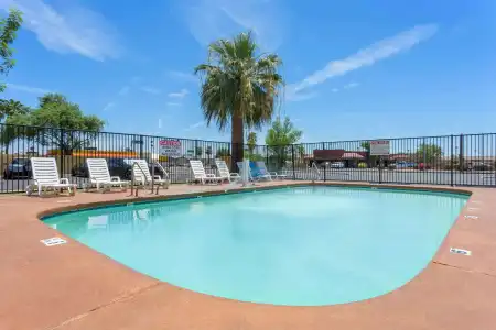 Remodeled 1920s Bungalow & Retro Casita - 11