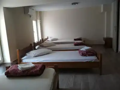 Pella Inn Hostel - 19