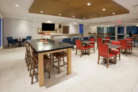 Holiday Inn Express & Suites Des Moines Downtown by IHG - 27