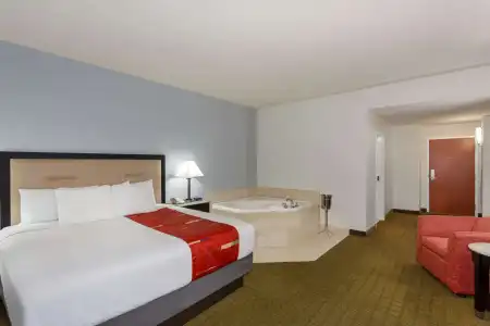 Days Inn & Suites by Wyndham Lakeland - 2