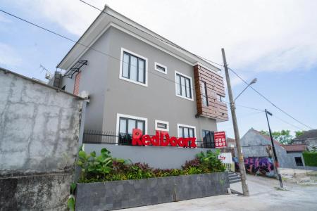RedDoorz Near Sindu Kusuma Edupark 3 - 0