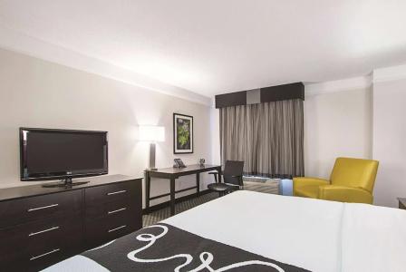 La Quinta Inn & Suites by Wyndham Univ Area Chapel Hill - 28