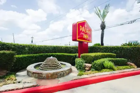 Palace Inn Hwy 6 North & Clay Rd - 13