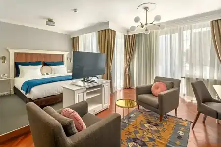 Queen's Court & Residence - 105