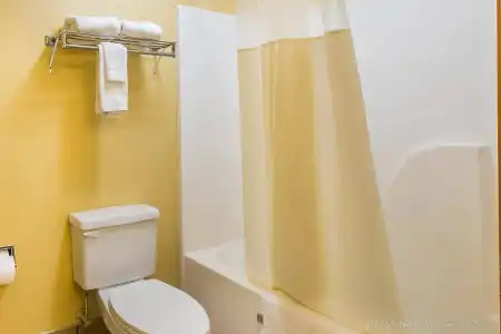 Quality Inn & Suites Montgomery East Carmichael Rd - 9