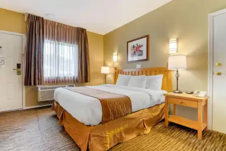 Econo Lodge Inn & Suites - 54