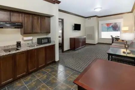 Hawthorn Suites by Wyndham Lubbock - 46