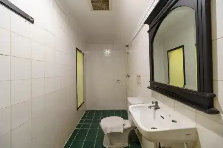 RedDoorz Plus near Ancol - 24