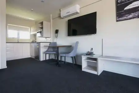 Ellerslie Palms Motel - 20