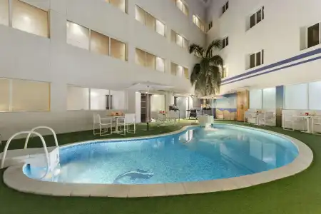Ramada by Wyndham Qurum Beach - 10