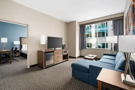 La Quinta Inn & Suites by Wyndham Chicago Downtown - 2