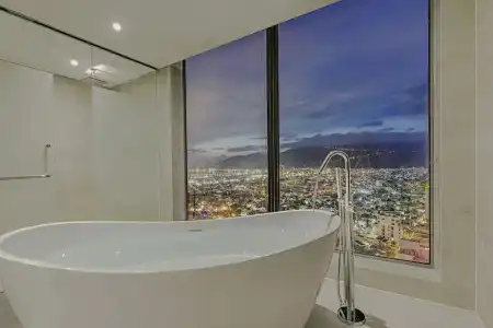Le Sands Oceanfront Danang - 30