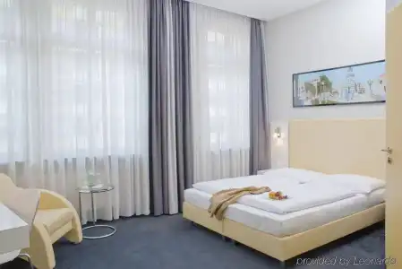 Garner Berlin - Checkpoint Charlie by IHG - 3