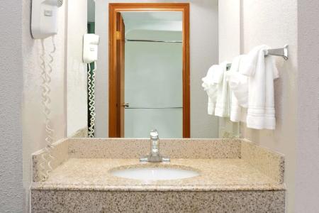 Super 8 by Wyndham Denver Stapleton - 20