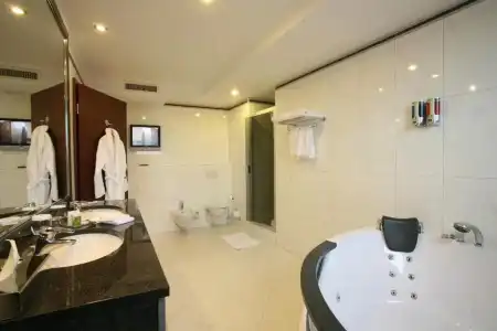 Ramada & Suites by Wyndham Bucharest North - 37