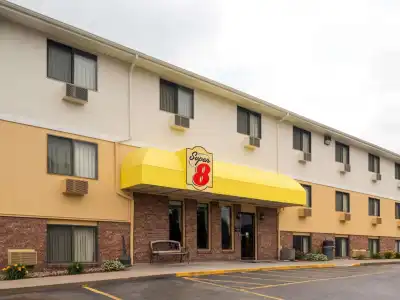 Super 8 by Wyndham Omaha NE - 10