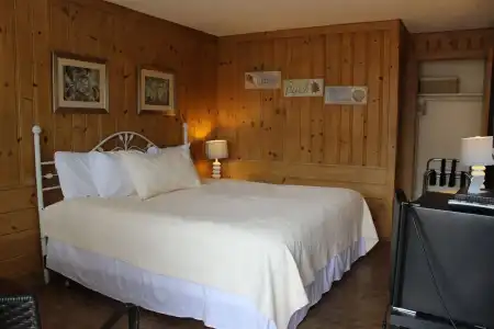Town & Beach Motel - 3