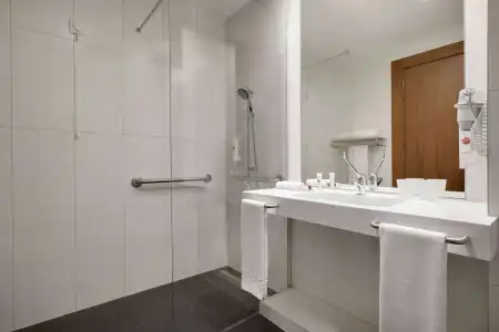 Ramada by Wyndham Lisbon - 10