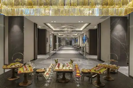 DoubleTree by Hilton - 13