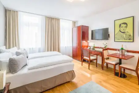 Best Western Plus Celebrity Suites - 105