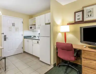 Suburban Studios Fort Myers Cape Coral - 12
