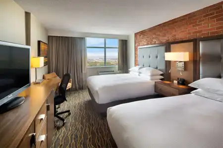 DoubleTree by Hilton Toronto Airport - 4