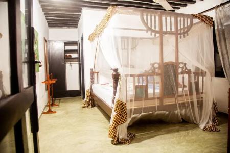 Moonshine Uroa Boutique - 174