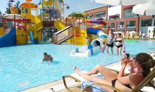 Club Aqua Plaza - 13