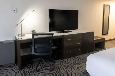 DoubleTree by Hilton Calgary North - 48