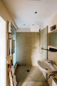 Road Stop Neandertal - 82