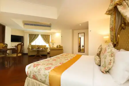 The Royal Plaza - 6