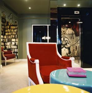 Hôtel du Petit Moulin, Haute Couture by Lacroix - 13
