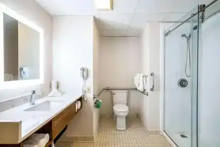 Quality Suites Lansing West - 9