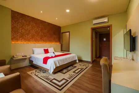 RedDoorz Plus near Ancol - 35