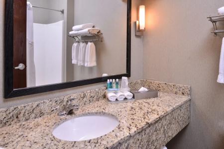 Holiday Inn Express & Suites Topeka West I-70 Wanamaker by IHG - 9