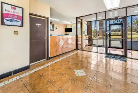 Econo Lodge Inn & Suites Macon West - 10