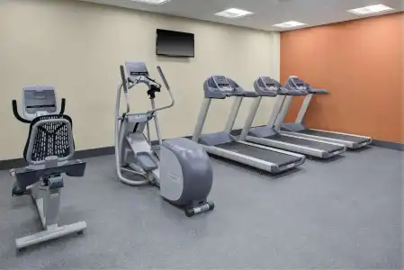 Hampton Inn and Suites Manchester - 17