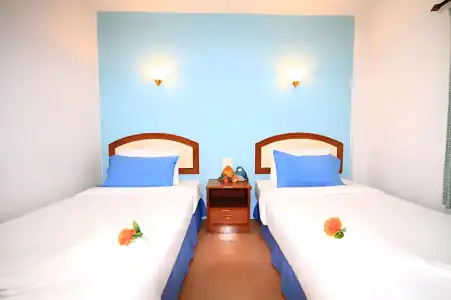 J Holiday Inn - 14