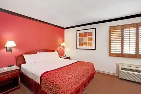 Travelodge By Wyndham Pasadena Central - 13