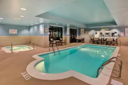 Holiday Inn Express & Suites Fort Wayne by IHG - 10