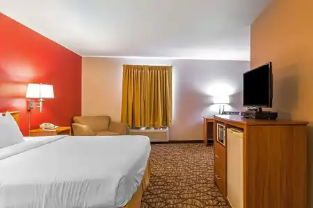 Quality Inn & Suites - 37