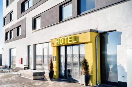 Moxy Berlin Airport - 43