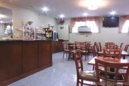 La Quinta Inn by Wyndham Queens - 16
