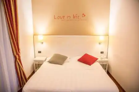 Inn Rome Rooms & Suites - 14
