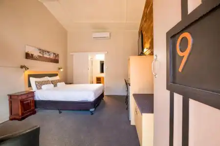 Downs Motel - 58