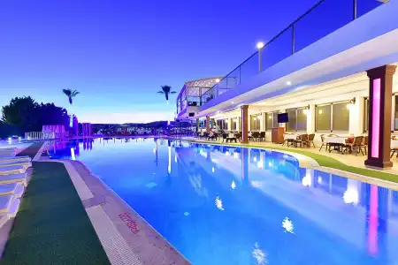 Tropicana Beach - 7