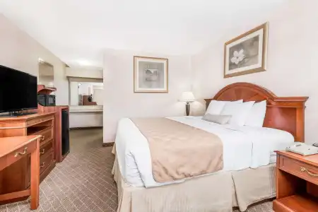 Ramada Macon - 6