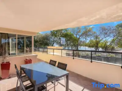 Alexander Beachfront Apartments - 36