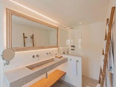 The Sea Club - 215