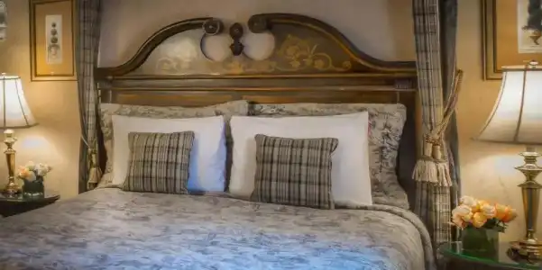 Red Coach Inn - 75